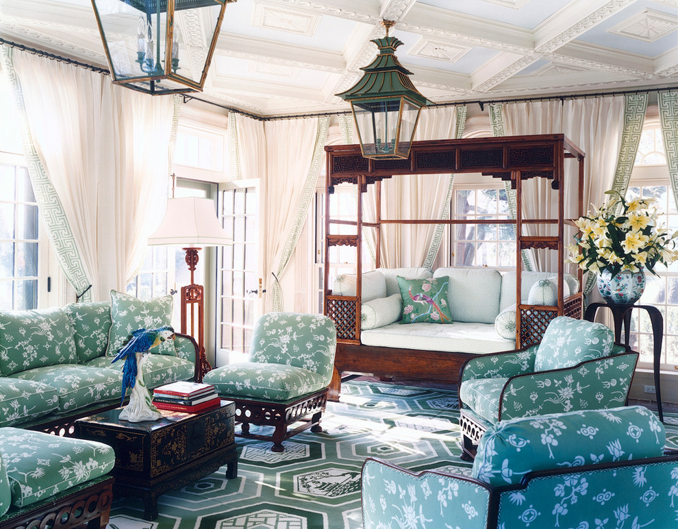 На фото: гостиная комната в стиле фьюжн с ковровым покрытием с