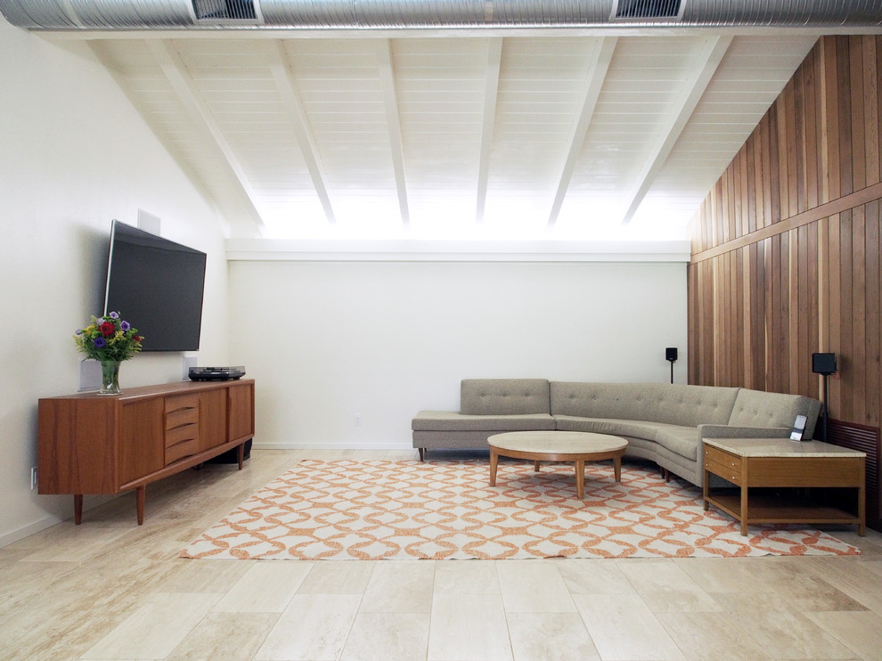 Стильный дизайн: изолированная гостиная комната среднего размера в стиле ретро с белыми стенами, мраморным полом, телевизором на стене и бежевым полом - последний тренд