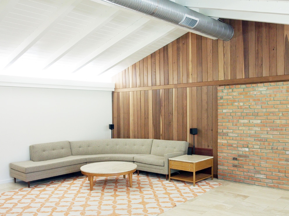 Modelo de sala de estar cerrada retro de tamaño medio con paredes blancas, suelo de mármol, televisor colgado en la pared y suelo beige