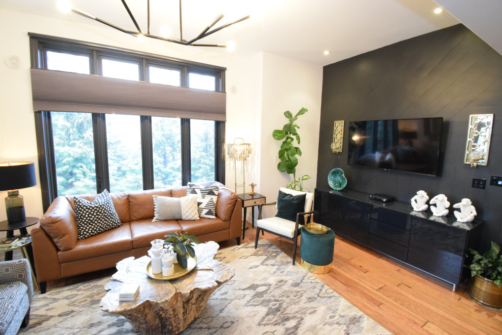 Идея дизайна: открытая гостиная комната среднего размера в стиле ретро с белыми стенами, светлым паркетным полом, телевизором на стене и коричневым полом без камина