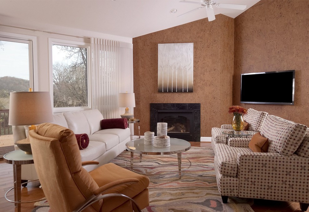 Exempel på ett retro allrum, med vita väggar, mörkt trägolv, en standard öppen spis, en väggmonterad TV och brunt golv