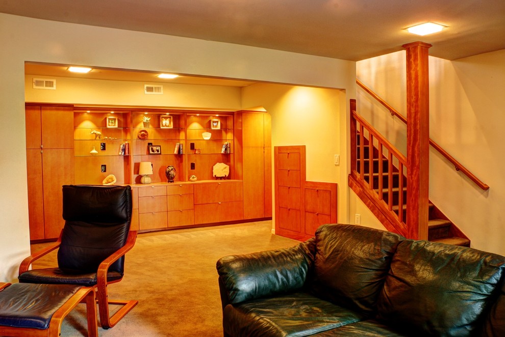 Cette image montre une salle de séjour vintage ouverte avec moquette et un sol beige.