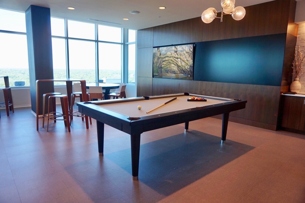 Idee per un grande soggiorno moderno stile loft con sala giochi, pareti beige e pavimento in terracotta