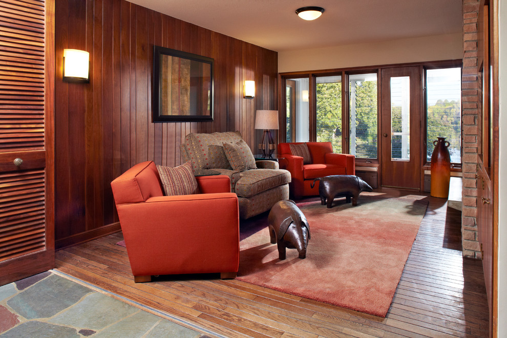 Foto de sala de estar vintage con suelo de madera en tonos medios y alfombra