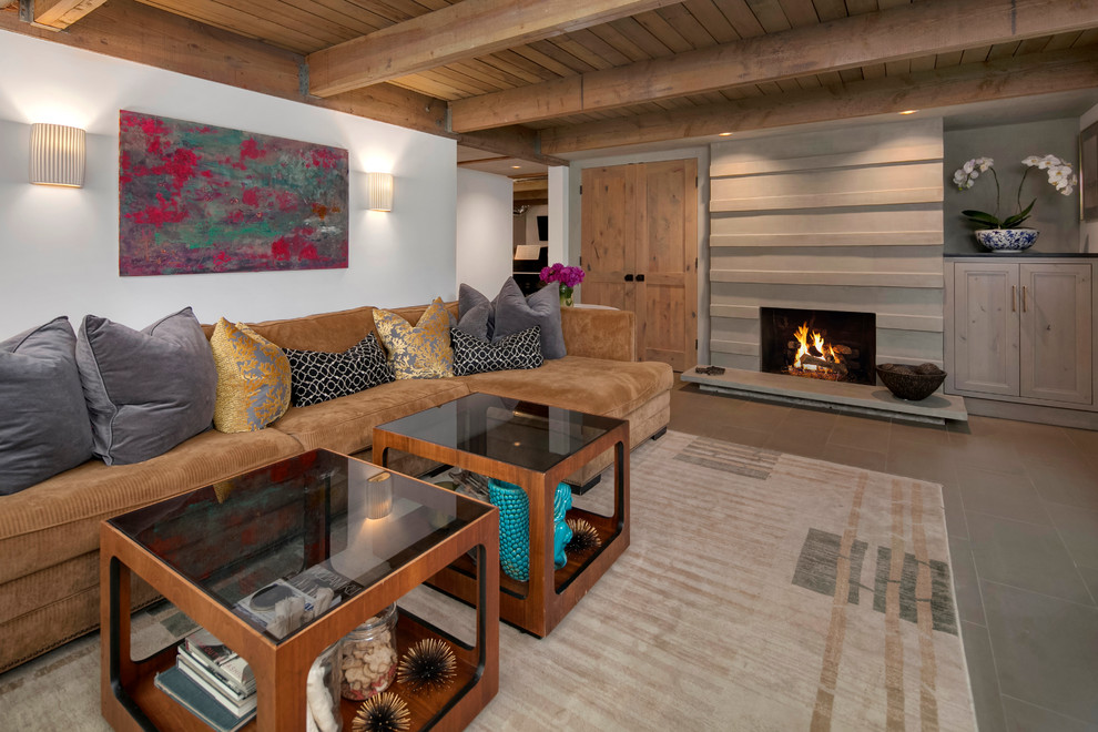 シアトルにある高級な中くらいなミッドセンチュリースタイルのおしゃれなオープンリビング (ゲームルーム、白い壁、セラミックタイルの床、標準型暖炉、コンクリートの暖炉まわり、埋込式メディアウォール) の写真