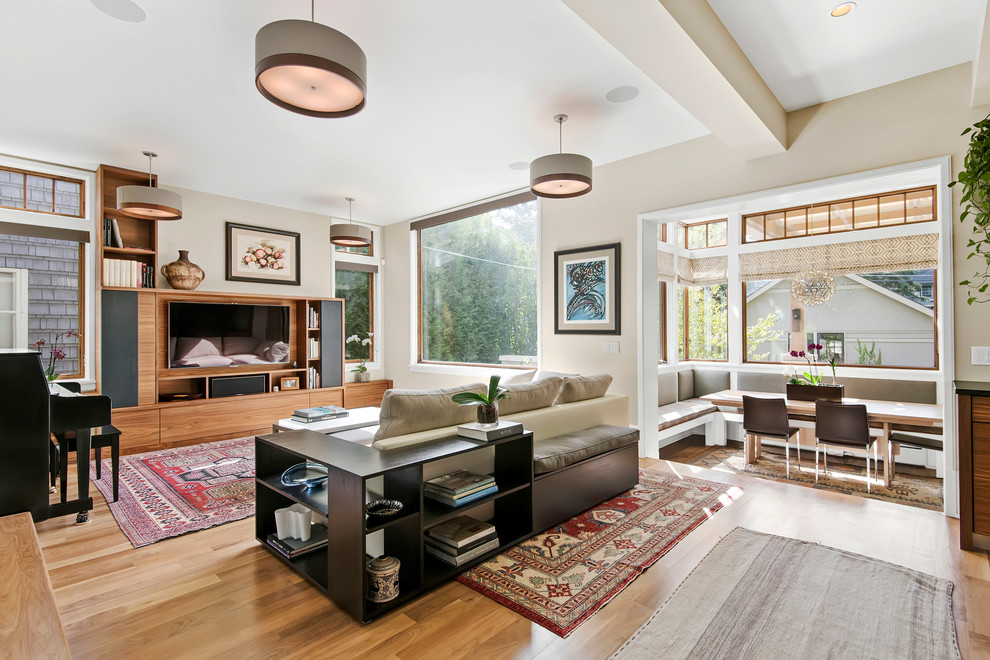 Foto di un soggiorno moderno aperto con pavimento in legno massello medio e parete attrezzata