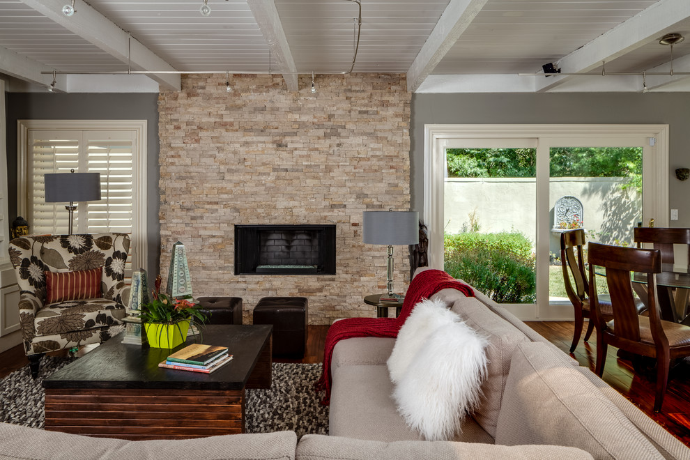 Пример оригинального дизайна: открытая гостиная комната среднего размера в стиле ретро с серыми стенами, горизонтальным камином и фасадом камина из камня