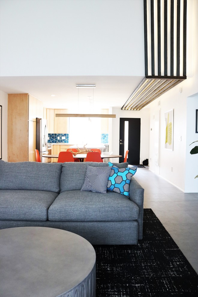Diseño de sala de estar abierta retro grande con paredes blancas, moqueta, televisor independiente y suelo negro