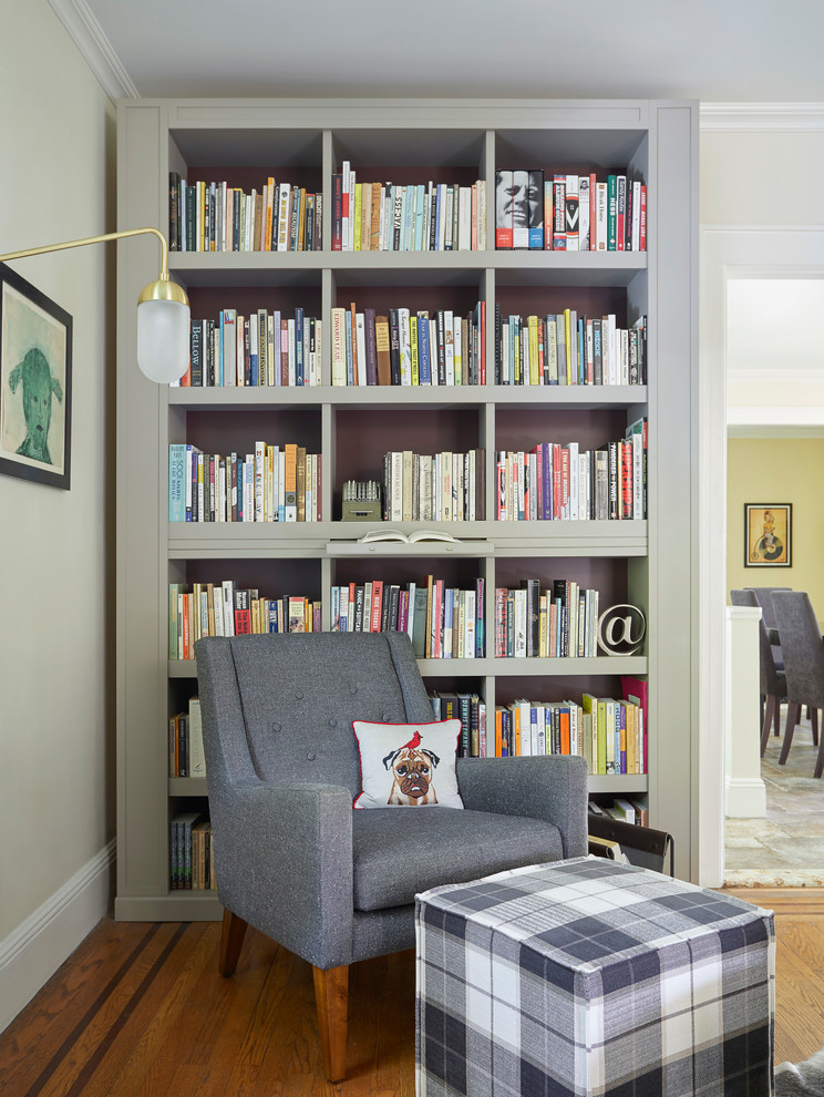 Ejemplo de sala de estar con biblioteca abierta vintage de tamaño medio sin chimenea y televisor con suelo de madera oscura
