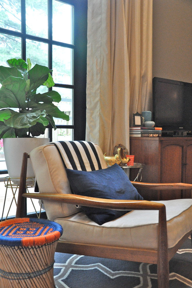 Esempio di un soggiorno minimalista di medie dimensioni e aperto con pareti grigie e moquette