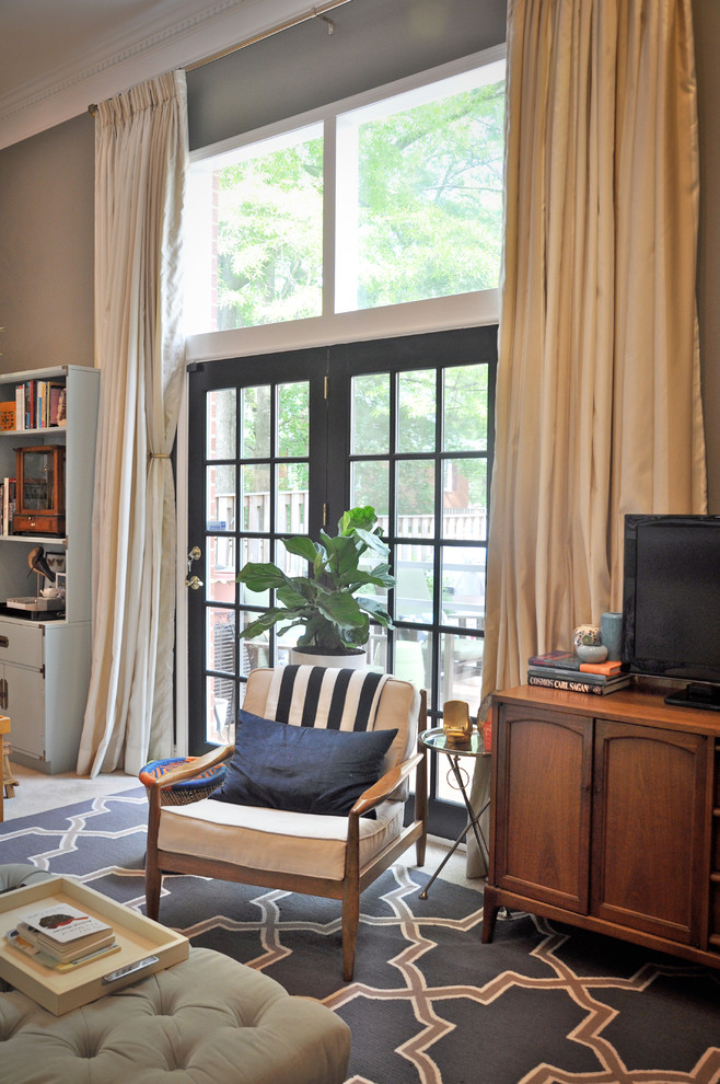 На фото: открытая гостиная комната среднего размера в стиле ретро с серыми стенами и ковровым покрытием с