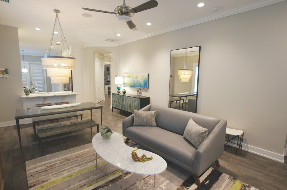 Offenes, Mittelgroßes Modernes Wohnzimmer ohne Kamin mit grauer Wandfarbe, dunklem Holzboden und TV-Wand in Jacksonville