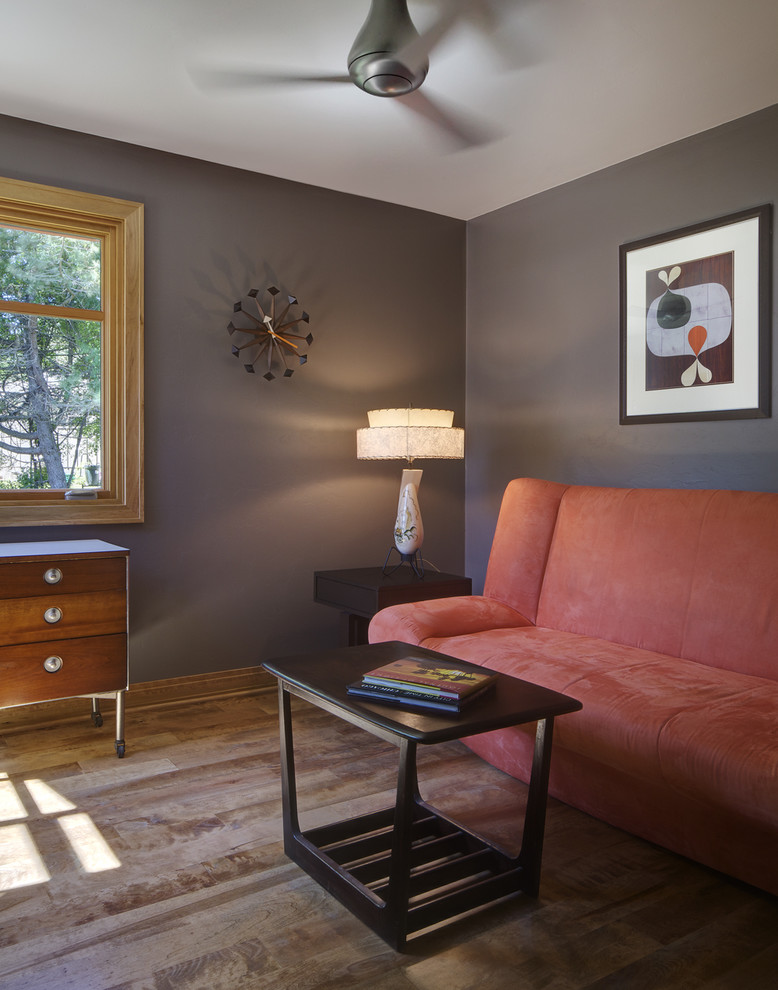 Modelo de sala de estar cerrada retro pequeña con paredes grises y suelo de madera en tonos medios