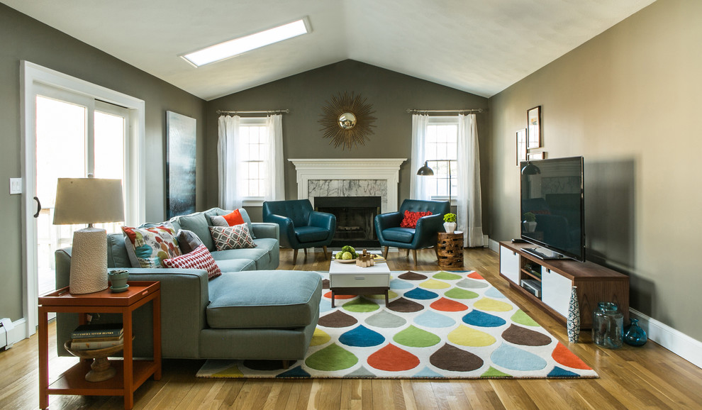 Cette image montre une salle de séjour vintage de taille moyenne et ouverte avec un mur gris, un sol en bois brun, une cheminée standard, un manteau de cheminée en carrelage et un téléviseur indépendant.