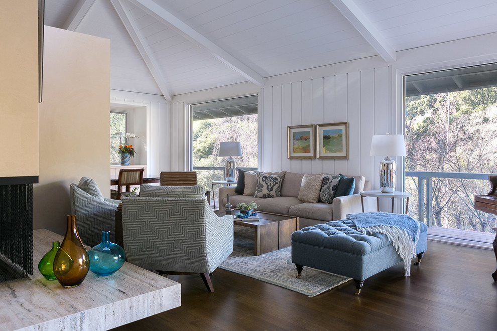 Esempio di un soggiorno minimalista di medie dimensioni e chiuso con pareti bianche, parquet scuro e pavimento marrone