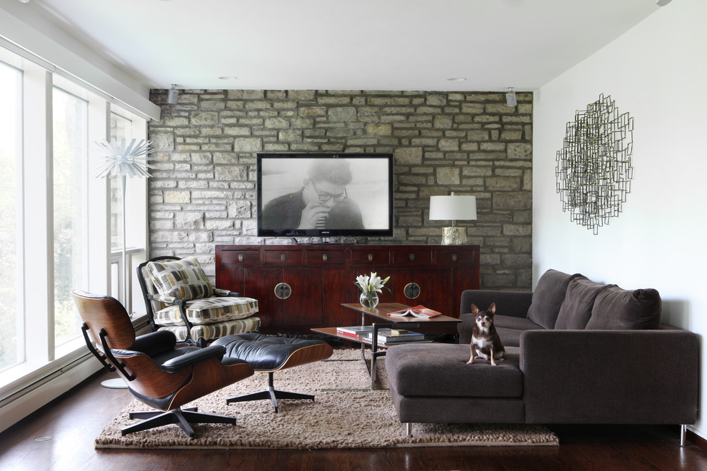 Стильный дизайн: открытая гостиная комната среднего размера в стиле модернизм с белыми стенами, темным паркетным полом, телевизором на стене, коричневым полом и акцентной стеной без камина - последний тренд