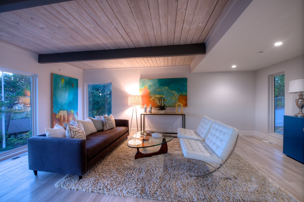 Foto di un soggiorno moderno di medie dimensioni con pareti bianche e parquet chiaro