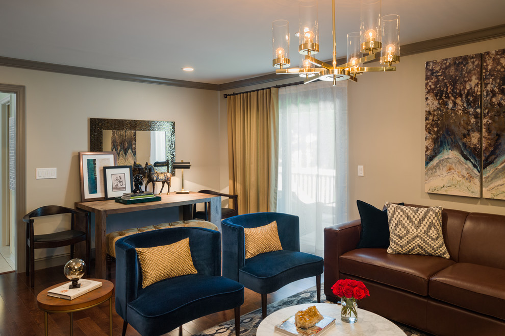 Стильный дизайн: гостиная комната среднего размера в стиле ретро с с книжными шкафами и полками, серыми стенами и паркетным полом среднего тона - последний тренд
