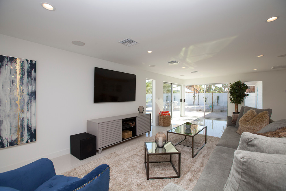 Ispirazione per un grande soggiorno minimalista aperto con pareti bianche, nessun camino, TV a parete e pavimento bianco