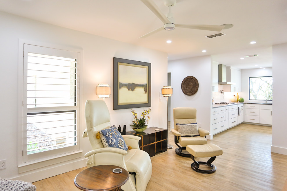 Esempio di un soggiorno minimalista di medie dimensioni e chiuso con pareti bianche, parquet chiaro e pavimento beige