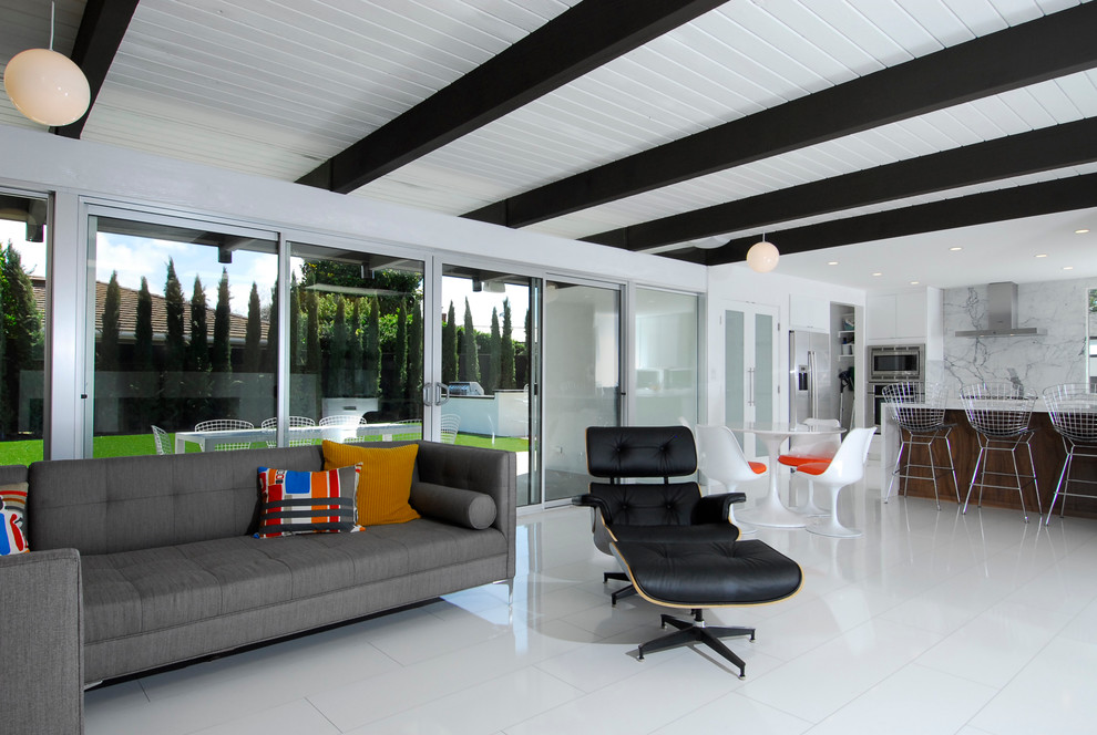 Diseño de sala de estar abierta contemporánea de tamaño medio sin chimenea con paredes blancas