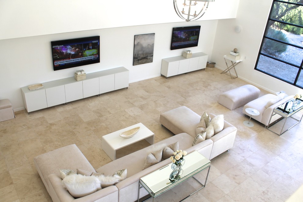 フェニックスにある高級な広いミッドセンチュリースタイルのおしゃれなオープンリビング (白い壁、トラバーチンの床、暖炉なし、壁掛け型テレビ) の写真