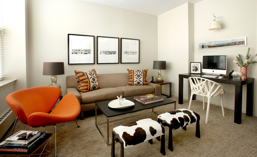 На фото: изолированная гостиная комната среднего размера в современном стиле с белыми стенами, ковровым покрытием и коричневым диваном без камина с