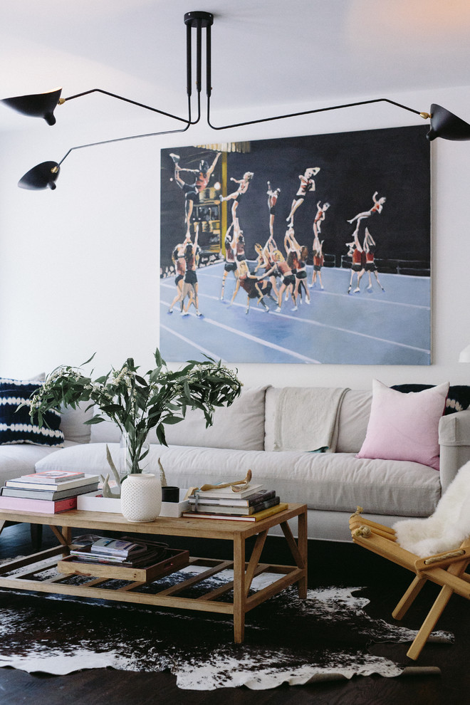 Cette image montre un salon vintage avec un mur blanc et parquet foncé.