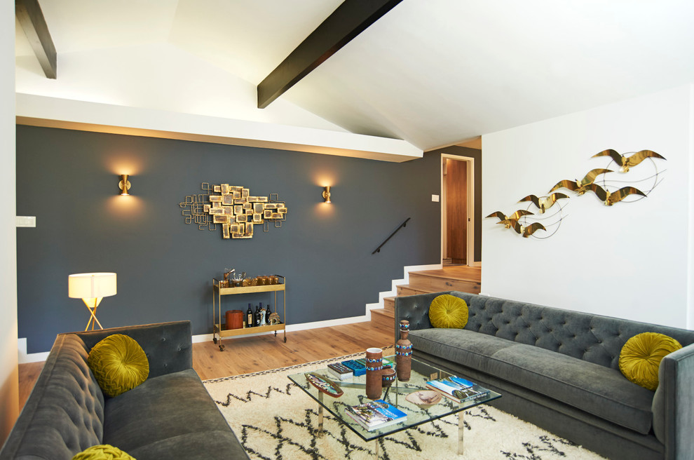 Пример оригинального дизайна: изолированная гостиная комната среднего размера в стиле ретро с домашним баром, светлым паркетным полом, разноцветными стенами и ковром на полу