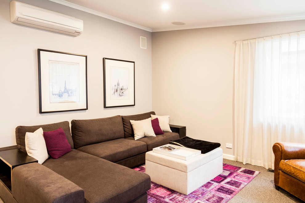 Стильный дизайн: изолированная гостиная комната среднего размера в стиле ретро с бежевыми стенами, ковровым покрытием и стандартным камином - последний тренд