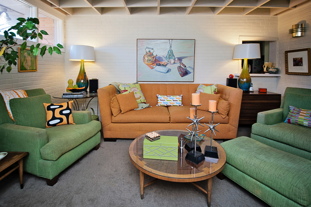 Стильный дизайн: изолированная гостиная комната среднего размера в стиле ретро с ковровым покрытием - последний тренд