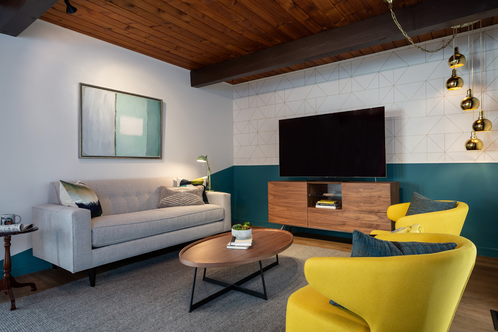 Свежая идея для дизайна: открытая гостиная комната среднего размера в стиле ретро с паркетным полом среднего тона, серыми стенами, отдельно стоящим телевизором, коричневым полом и акцентной стеной без камина - отличное фото интерьера
