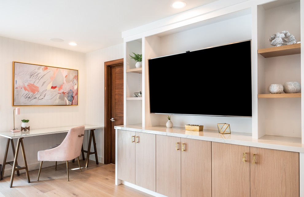 Mittelgroßes, Abgetrenntes Retro Wohnzimmer mit weißer Wandfarbe, braunem Holzboden und TV-Wand in Los Angeles