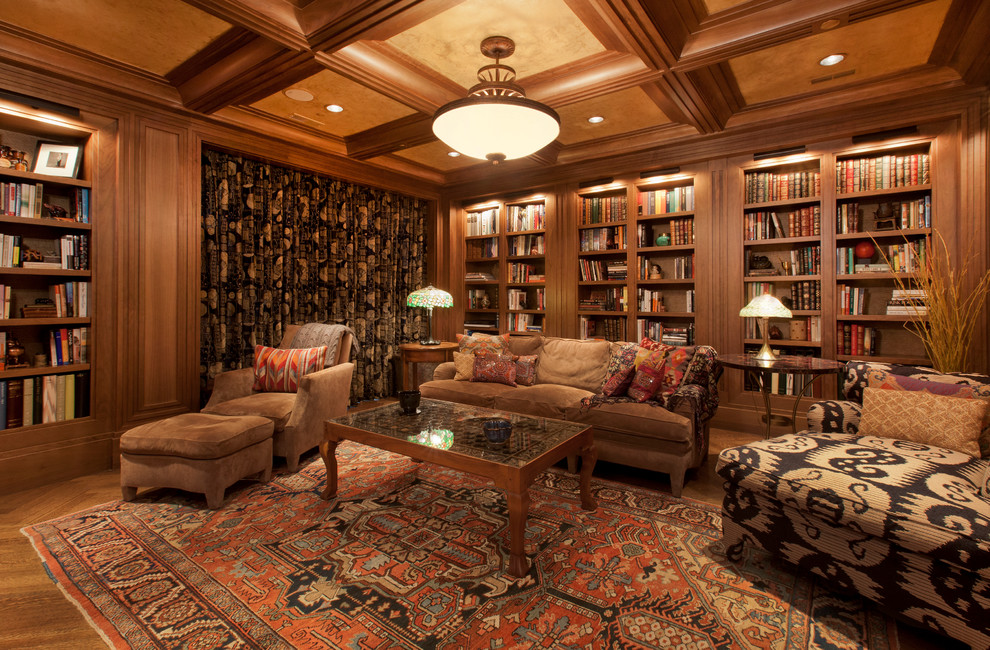 Große, Abgetrennte Moderne Bibliothek mit brauner Wandfarbe, hellem Holzboden, Kamin, Kaminumrandung aus Metall und Multimediawand in Omaha