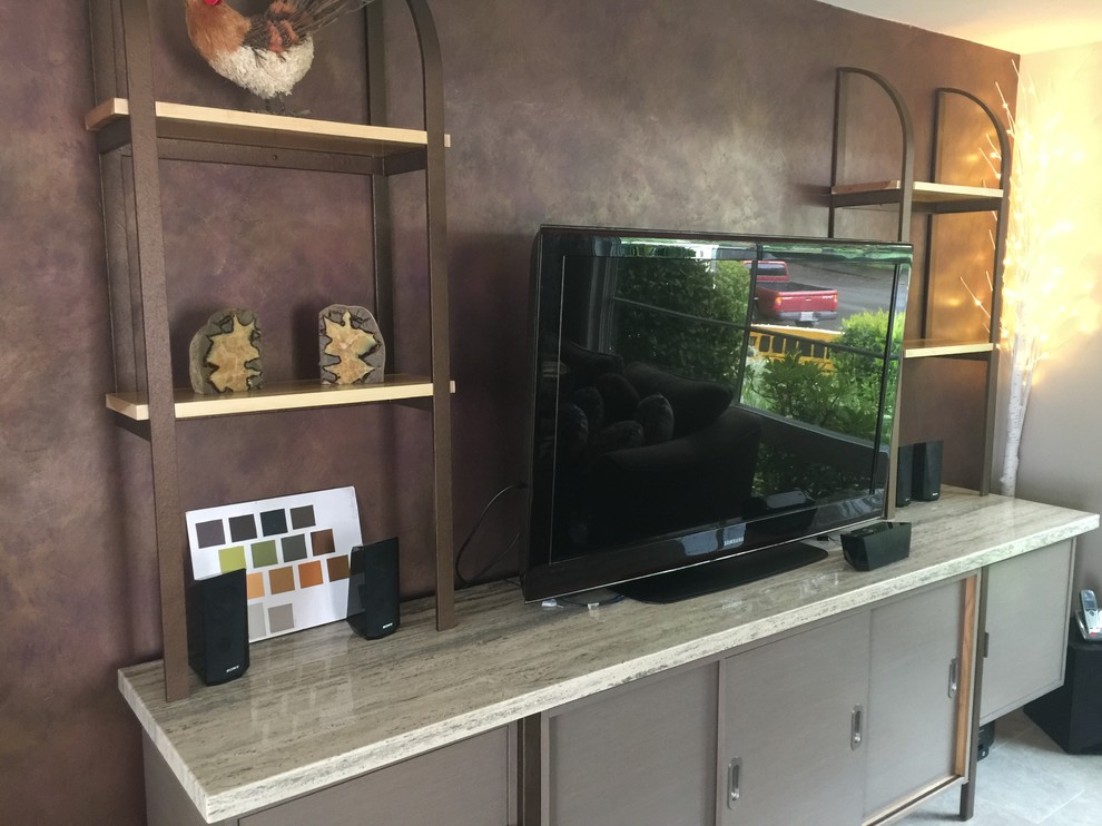 Immagine di un soggiorno minimalista con pareti multicolore e TV autoportante