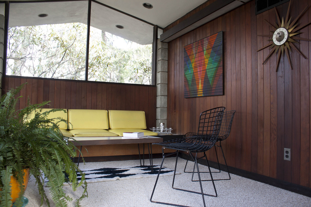 Esempio di un soggiorno minimalista chiuso con pareti marroni e moquette