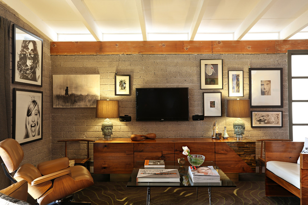 Ejemplo de sala de estar retro con paredes grises y televisor colgado en la pared