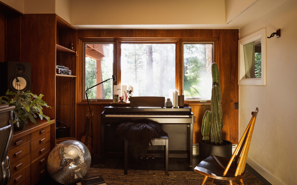 Foto de sala de estar con rincón musical cerrada retro con paredes beige y suelo negro