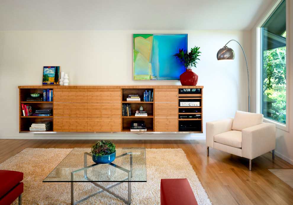 На фото: открытая гостиная комната среднего размера в стиле ретро с белыми стенами, светлым паркетным полом, скрытым телевизором и коричневым полом без камина