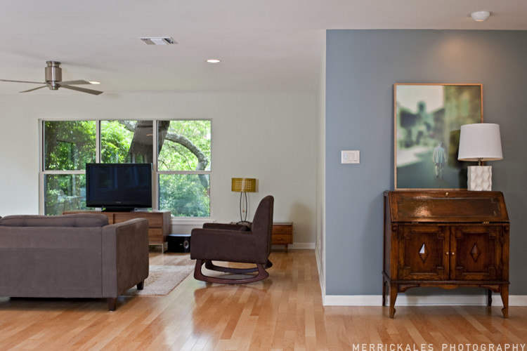 MidCentury Living Modern Family Room Austin by Soledad Builders