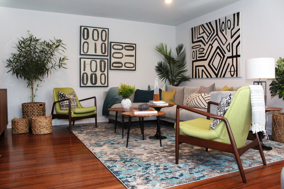 Idée de décoration pour une grande salle de séjour vintage ouverte avec parquet en bambou et un sol marron.