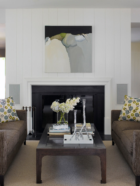 Inspiration pour un salon vintage ouvert avec un mur blanc, moquette, une cheminée standard, un manteau de cheminée en bois et un sol beige.