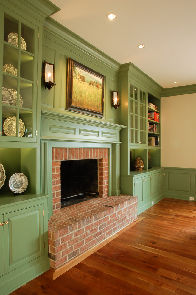 ワシントンD.C.にあるトラディショナルスタイルのおしゃれなファミリールーム (白い壁、無垢フローリング、標準型暖炉、レンガの暖炉まわり) の写真