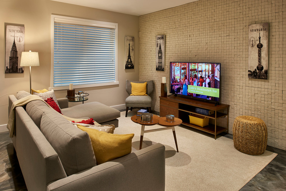 На фото: гостиная комната в современном стиле с серыми стенами и отдельно стоящим телевизором с