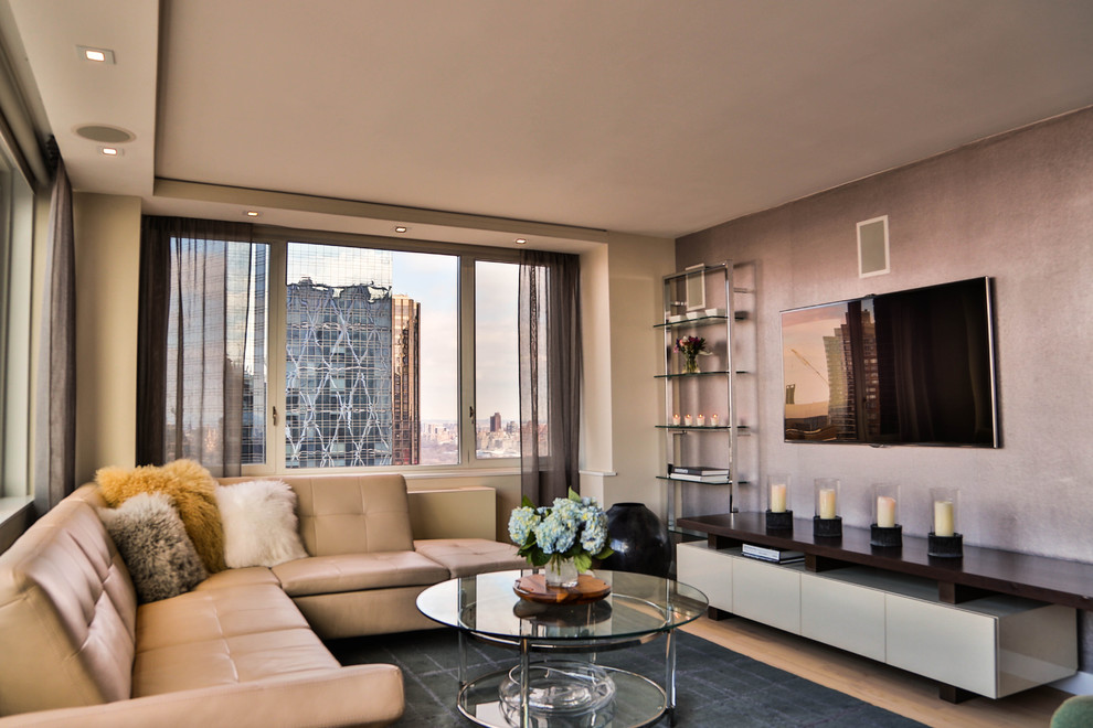 Mittelgroßes, Offenes Modernes Wohnzimmer mit TV-Wand, hellem Holzboden und bunten Wänden in New York