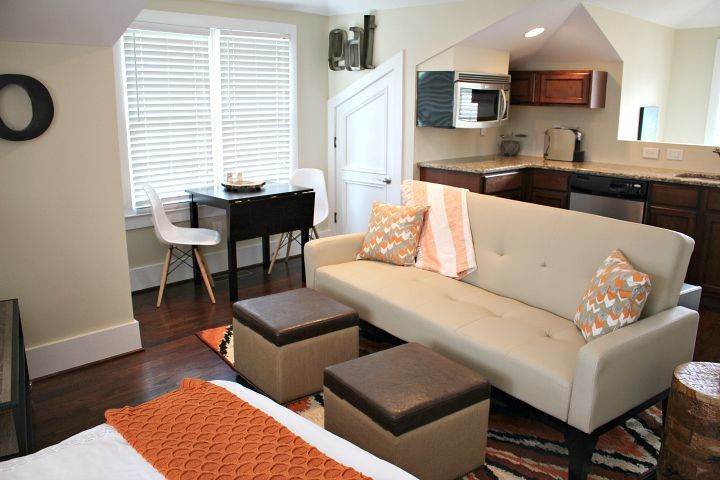 Modelo de sala de estar tradicional renovada pequeña con paredes beige y suelo de madera oscura