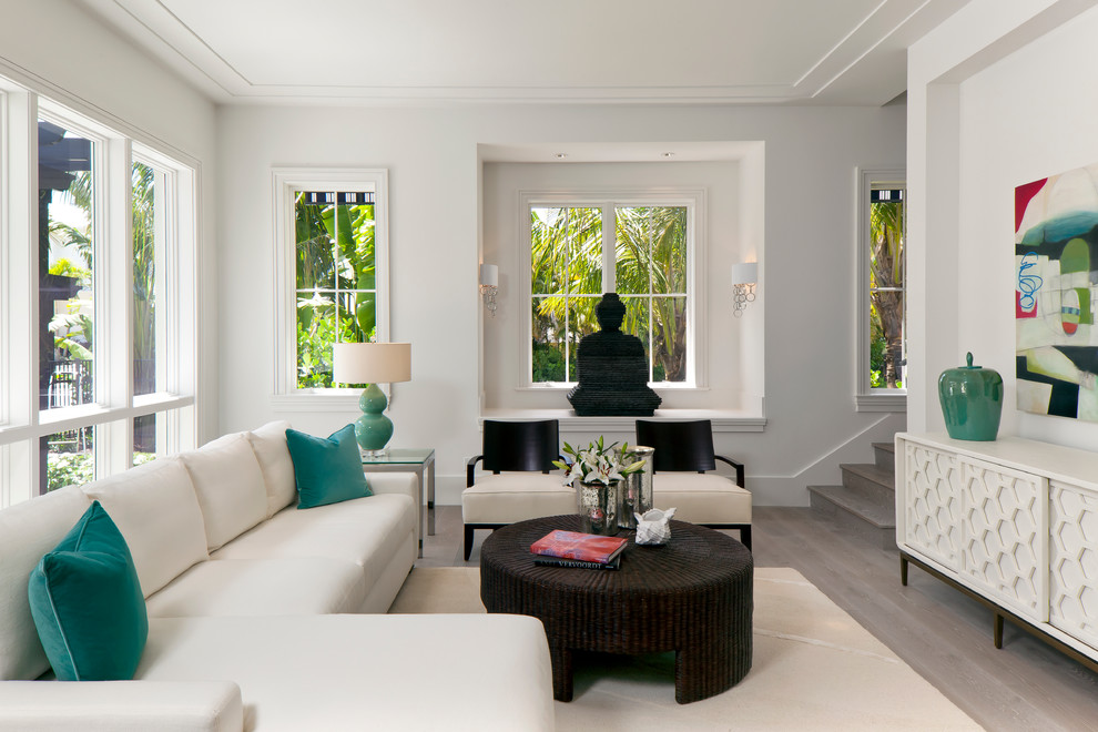 Стильный дизайн: большая открытая гостиная комната в стиле неоклассика (современная классика) с белыми стенами, светлым паркетным полом и серым полом - последний тренд