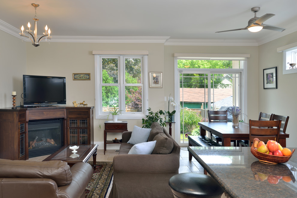 Idée de décoration pour une salle de séjour tradition avec un mur beige, un sol en travertin, un téléviseur indépendant et un sol beige.