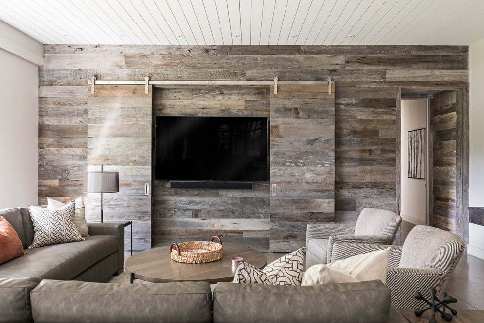 Пример оригинального дизайна: большая изолированная гостиная комната в стиле кантри с бетонным полом, серым полом и скрытым телевизором без камина