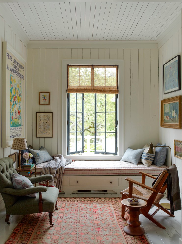Kleines, Fernseherloses Shabby-Style Wohnzimmer mit weißer Wandfarbe, gebeiztem Holzboden und blauem Boden in San Francisco